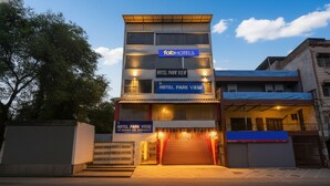 A multi-story building with a sign for 'fabHOTELS' and 'HOTEL PARK VIEW'. - Fabhotel Park View I (New Delhi)