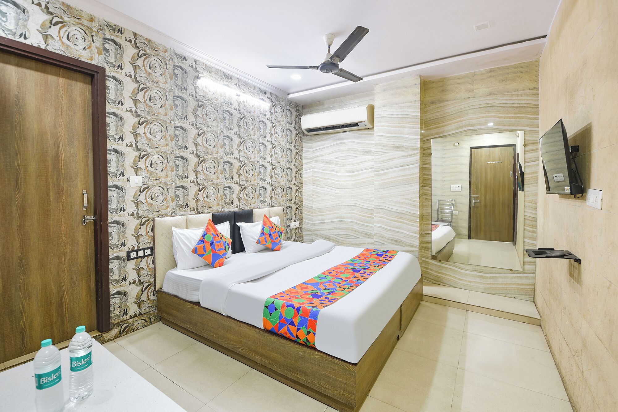 Egyptian cotton sheets, premium bedding, in-room safe, free WiFi