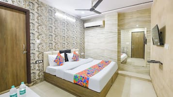 Egyptian cotton sheets, premium bedding, in-room safe, free WiFi