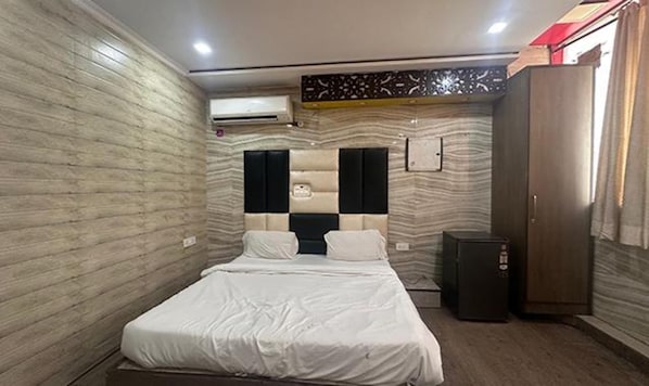 Egyptian cotton sheets, premium bedding, in-room safe, free WiFi