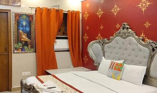 Egyptian cotton sheets, premium bedding, in-room safe, free WiFi
