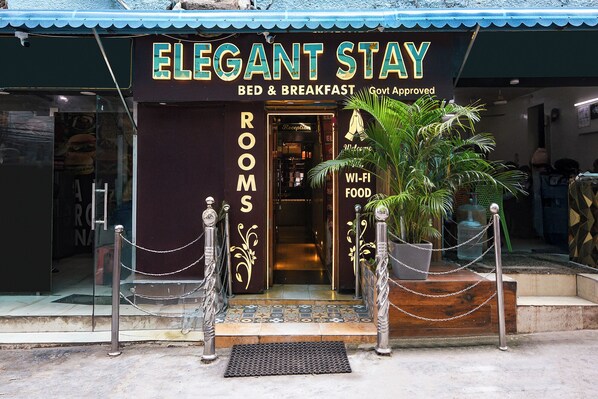 Front of property - Fabhotel Elegant Stay (New Delhi)