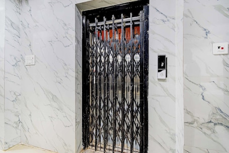 Lift. Fabhotel Devara Grand