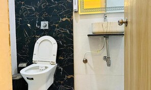 Deluxe Room | Bathroom | Shower, rainfall showerhead, free toiletries, towels