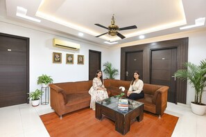 Lobby sitting area - FabHotel AVF Suites - 500 Meters From UNITECH CYBER PARK (Gurugram)