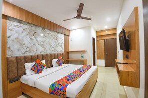 Deluxe Room | Egyptian cotton sheets, premium bedding, in-room safe, free WiFi
