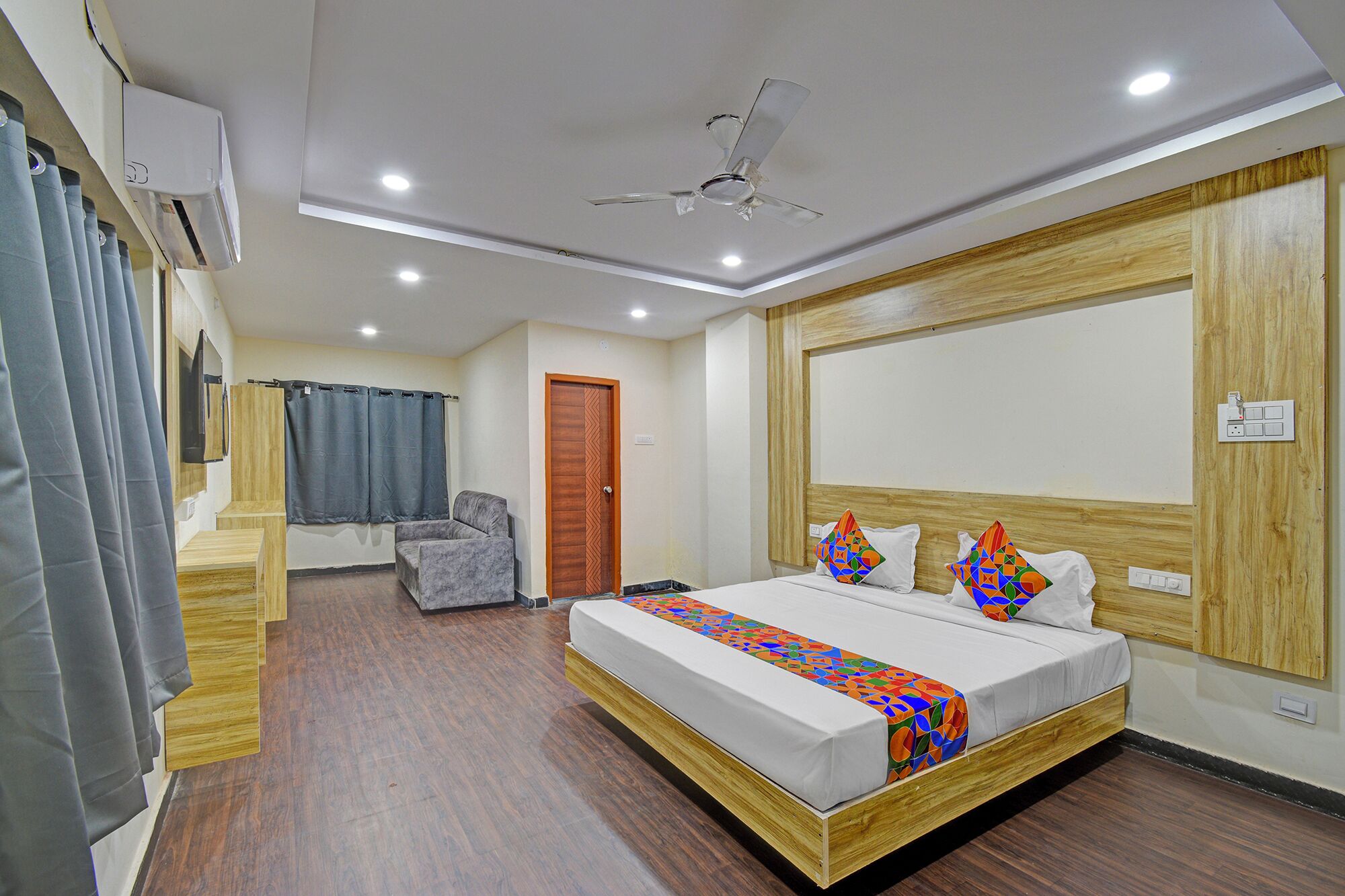 Egyptian cotton sheets, premium bedding, in-room safe, free WiFi