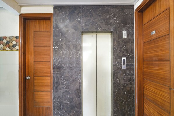 Lift - Fabhotel Small Town (Sohna)