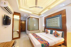 Egyptian cotton sheets, premium bedding, in-room safe, free WiFi