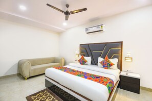 Egyptian cotton sheets, premium bedding, in-room safe, free WiFi - Fabhotel Tulip Sarover (New Delhi)