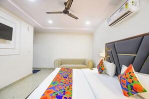 Egyptian cotton sheets, premium bedding, in-room safe, free WiFi - Fabhotel Tulip Sarover (New Delhi)