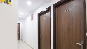 Un pasillo con dos puertas de madera, cada una con un número.