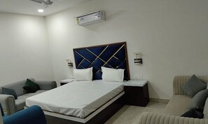 Deluxe Room | Egyptian cotton sheets, premium bedding, in-room safe, free WiFi