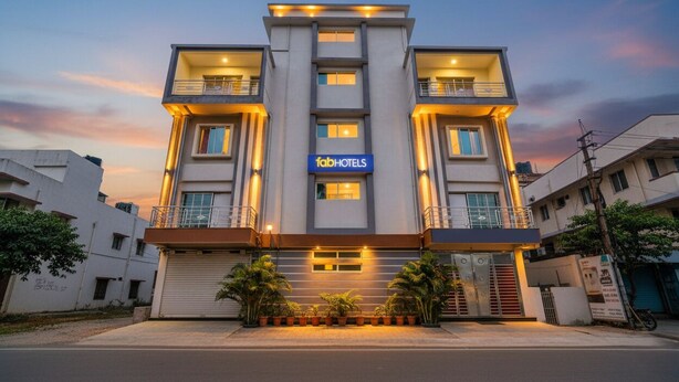 Um edifício moderno com uma placa que diz 'fabHOTELS'.