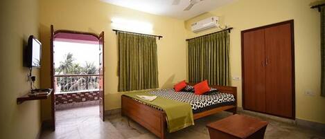 Egyptian cotton sheets, premium bedding, in-room safe, free WiFi