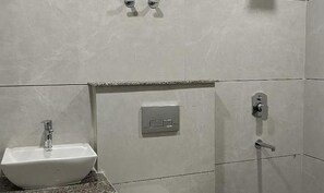 ห้องดีลักซ์ | ห้องน้ำ | ฝักบัว, เรนชาวเวอร์, ของใช้ในห้องน้ำฟรี, ผ้าเช็ดตัว