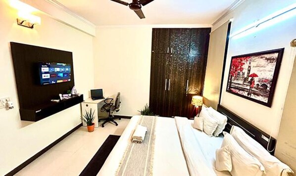 Egyptian cotton sheets, premium bedding, in-room safe, free WiFi