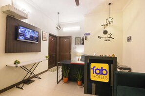 Reception - FabHotel Golf Luxury - 10 Min From Sector 42-43 Rapid Metro Station (Gurugram)