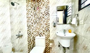 Habitación Deluxe | Baño | Ducha y cabezal de ducha tipo lluvia