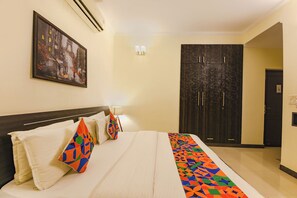 Deluxe Room | Egyptian cotton sheets, premium bedding, in-room safe, free WiFi - FabHotel Golf Luxury - 10 Min From Sector 42-43 Rapid Metro Station (Gurugram)