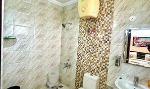 Shower, rainfall showerhead, free toiletries, towels