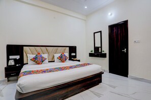 Egyptian cotton sheets, premium bedding, in-room safe, free WiFi - Fabhotel Abhinanandan Palace (Ayodhya)