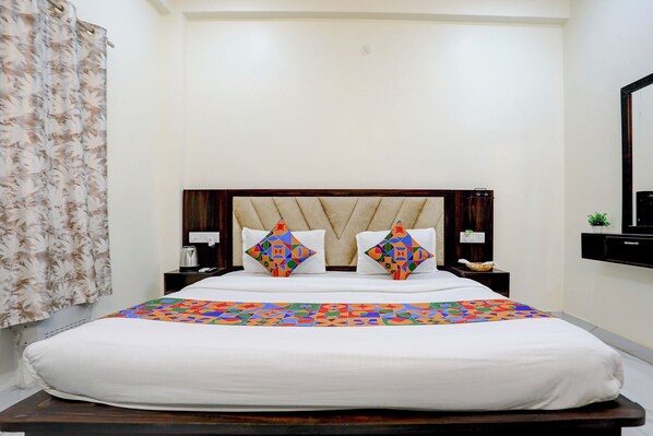 Egyptian cotton sheets, premium bedding, in-room safe, free WiFi - Fabhotel Abhinanandan Palace (Ayodhya)