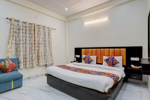 Egyptian cotton sheets, premium bedding, in-room safe, free WiFi