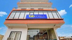 Ein mehrstöckiges Gebäude mit einem gut sichtbaren 'fabHOTELS'-Schild.