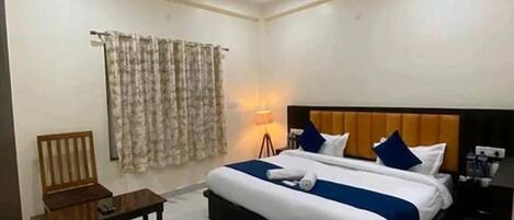 Egyptian cotton sheets, premium bedding, in-room safe, free WiFi