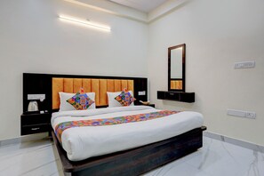 Egyptian cotton sheets, premium bedding, in-room safe, free WiFi - Fabhotel Abhinanandan Palace (Ayodhya)