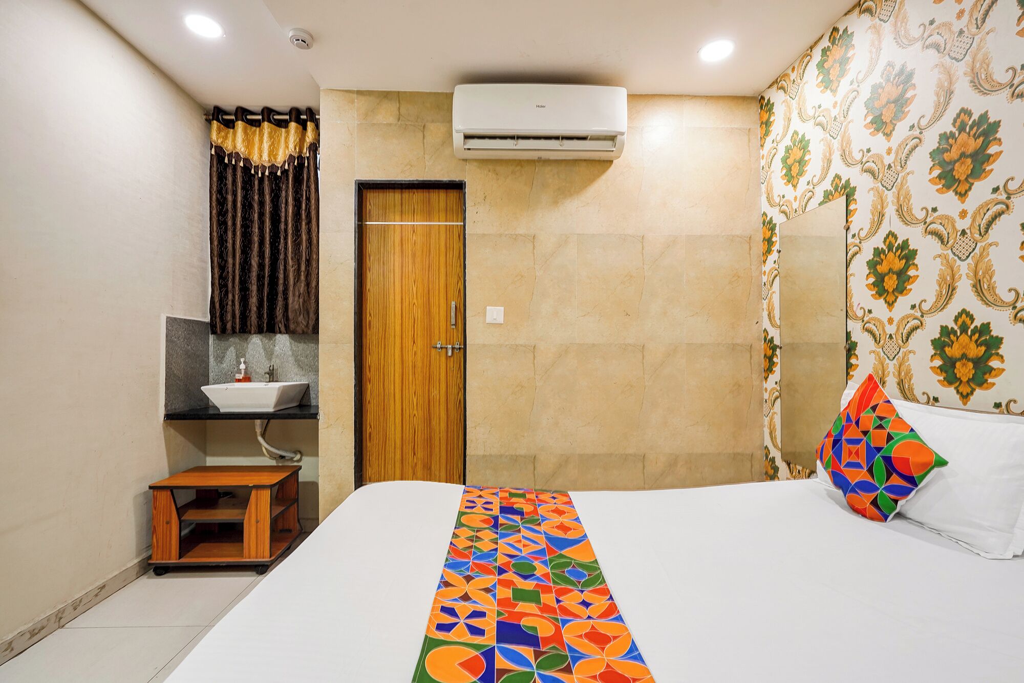 Egyptian cotton sheets, premium bedding, in-room safe, free WiFi