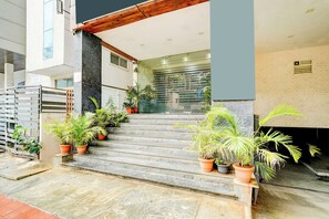 Property entrance - Fabhotel Royal Regalia Inn (Bangalore)