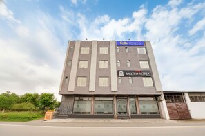 Un hôtel moderne, reconnaissable à son enseigne portant les noms « fabHOTELS » et « BALLYPIN RETREAT ».