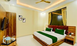 Egyptian cotton sheets, premium bedding, in-room safe, free WiFi
