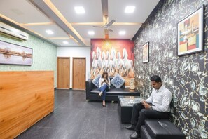 Lobby sitting area - Fabhotel The Vegas (New Delhi)