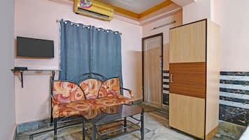 Egyptian cotton sheets, premium bedding, in-room safe, free WiFi