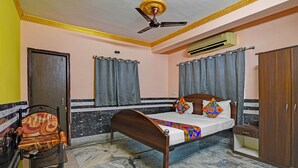 Une chambre à coucher avec un lit, une armoire, un bureau et une chaise.
