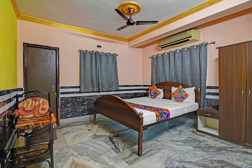 Egyptian cotton sheets, premium bedding, in-room safe, free WiFi