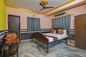 Egyptian cotton sheets, premium bedding, in-room safe, free WiFi