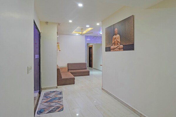 Lobby - Fabhotel Rajtilak (Ahmedabad)