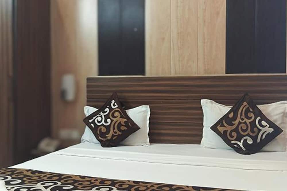 Fabhotel Crown Inn