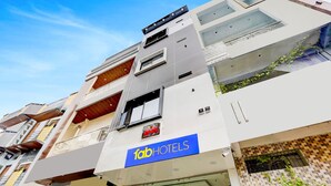 Ett hotell med flera våningar, en modern fasad, stora fönster och en tydlig skylt med texten ”fabHOTELS”.