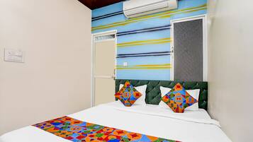 Deluxe Room | Egyptian cotton sheets, premium bedding, in-room safe, WiFi (free)