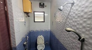 Kamar Deluks | Kamar mandi | Shower, pancuran hujan, perlengkapan mandi gratis, dan handuk