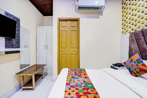 Egyptian cotton sheets, premium bedding, in-room safe, free WiFi