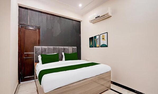 Egyptian cotton sheets, premium bedding, in-room safe, free WiFi