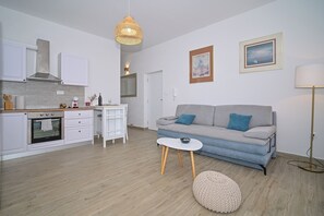 アパートメント | リビング エリア | 32 インチの薄型テレビ (ケーブル放送視聴可)