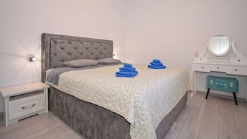 Tabla de planchar con plancha, wifi gratis y ropa de cama