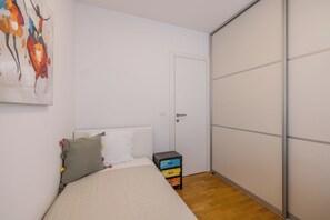 Luxury Apartment | Iron/ironing board, cribs/infant beds, free WiFi, bed sheets
